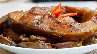 Cá kho chuối riềng, đưa cơm ngày lạnh 