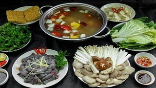 Lẩu gà thảo dược, ngon miệng bổ dưỡng