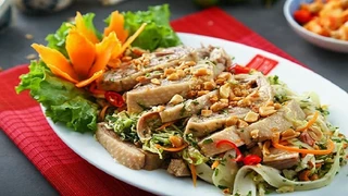 Thơm ngon món gỏi thịt vịt kết hợp quả vải 
