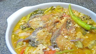 Cá kho ủ lá thơm 