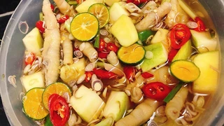 Chân Gà ngâm Sả Ớt với nước Sốt Chua Ngọt