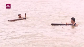 Trải nghiệm một ngày mưu sinh dưới đáy sông Thương của người dân làng -rái cá- ở Bắc Giang - VTC Now