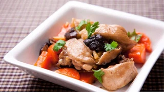 Đậm đà thịt gà om nấm