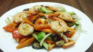 Tôm xào ngũ sắc mang may mắn đầu năm