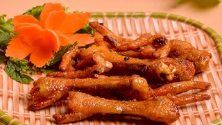 Khai vị với món rau giòn và chân gà chiên mắm