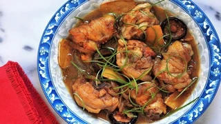 Đổi vị với món gà om tỏi