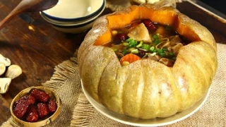 Gà hấp bí đỏ cung đình