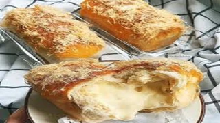 Cận cảnh quá trình ra lò của bánh mỳ phô mai chảy tràn