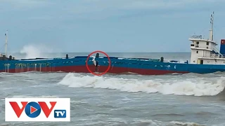 Tin Nóng: Tàu gặp nạn gãy đôi trên vùng biển Quảng Ngãi gây nguy cơ tràn dầu | VOV