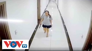 Tin Nóng: Công an xác minh vụ người phụ nữ cầm dao đi dọc hành lang, đe dọa hàng xóm ở Hà Nội | VOV