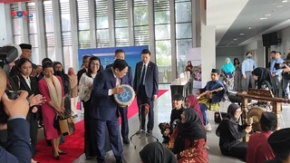 Thủ tướng Phạm Minh Chính vỗ trống cùng sinh viên Brunei