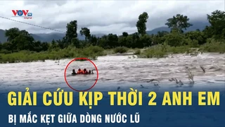 Tin nóng: Giải cứu kịp thời 2 anh em bị mắc kẹt giữa dòng nước lũ | VOV