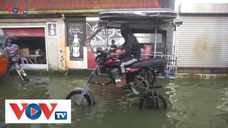 Philippines: Xe máy Taxi "Độ chân dài" để chung sống với lũ | VOVTV