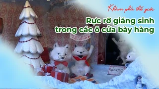 Rực rỡ giáng sinh trong các ô cửa bày hàng - Khám Phá Thế Giới