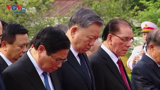 Lãnh đạo Đảng, Nhà nước tưởng niệm các Anh hùng liệt sỹ và vào Lăng viếng Chủ tịch Hồ Chí Minh