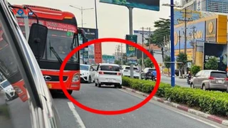 Người phụ nữ lái xe ngược chiều trên QL 13 ở Bình Dương có biểu hiện bất thường | VOVTV