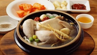 Món gà tiềm hồng sâm (phần 2)