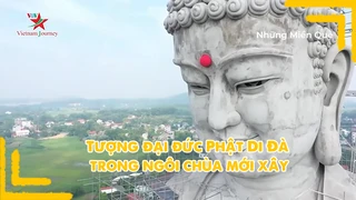 Tượng đại đức Phật Di Đà trong ngôi chùa mới xây
