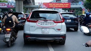 Bác sĩ dán dòng chữ lạ trên ô tô gây xôn xao kể chuyện -ăn cơm nhà vác tù và hàng tổng- - VTC Now