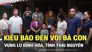 Kiều bào đến với bà con vùng lũ Định Hóa, tỉnh Thái Nguyên