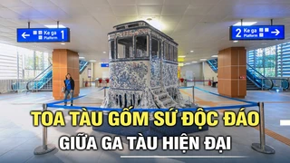 Toa tàu gốm sứ độc đáo giữa ga tàu hiện đại ở Hà Nội