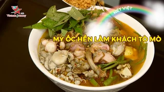 Mỳ ốc hến làm khách tò mò