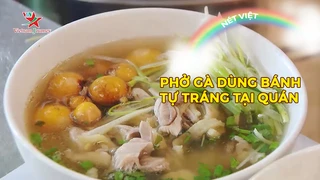 Phở gà dùng bánh tự tráng tại quán