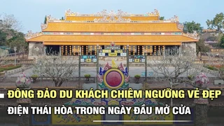 Đông đảo du khách chiêm ngưỡng vẻ đẹp điện Thái Hòa trong ngày đầu tiên mở cửa