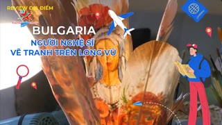 Người nghệ sĩ vẽ tranh trên lông vũ
