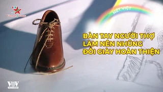 Bàn tay người thợ làm nên nhũng đôi giày hoàn thiện