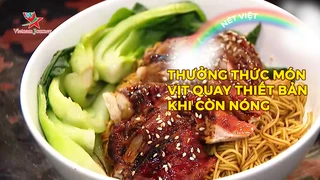 Thưởng thức món vịt quay thiết bản khi còn nóng