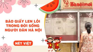 Báo giấy len lỏi trong đời sống người dân Hà Nội