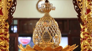 Người dân xúc động lần đầu đón xá lợi Phật rước về Hà Nội